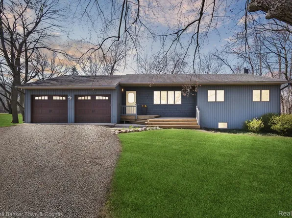 6525 Lombardy Dr, Chelsea, MI 48118