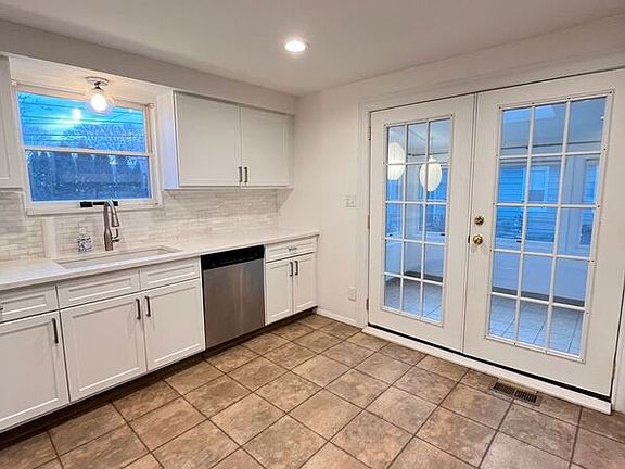 3rd image of 2828 Gardner Ave