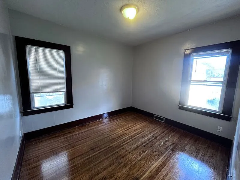 3 bed, 1.0 bath, 1248 sqft, $1,400 — Photo 3