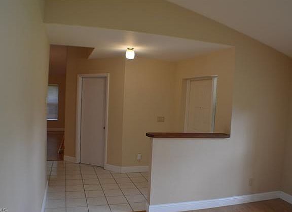 3rd image of 221 Roosevelt Ave