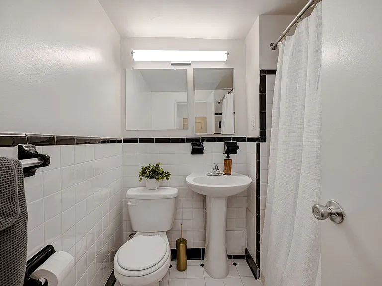 Quebec House Apartments — Photo 14