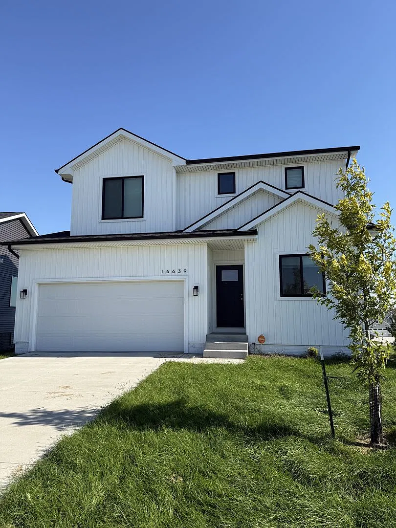 Charming 3 Bedroom Home in Urbandale — Photo 1
