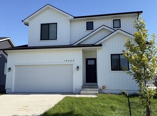 16639 Mill Pond Dr, Urbandale, IA 50323