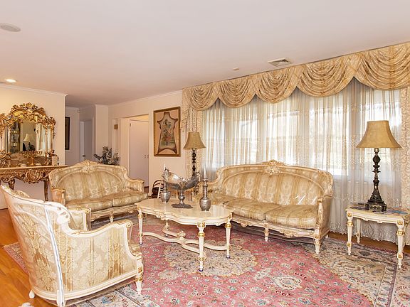 4th image of 16 Westwood Cir
