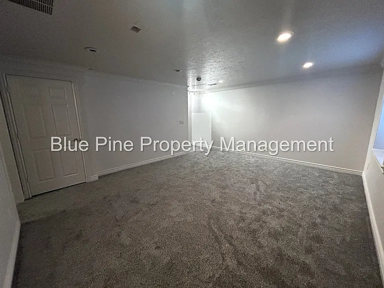 648 E Poplar St — Photo 5