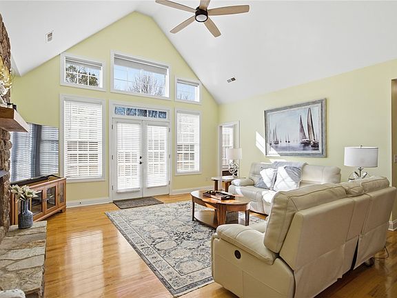5th image of 516 Serria Way
