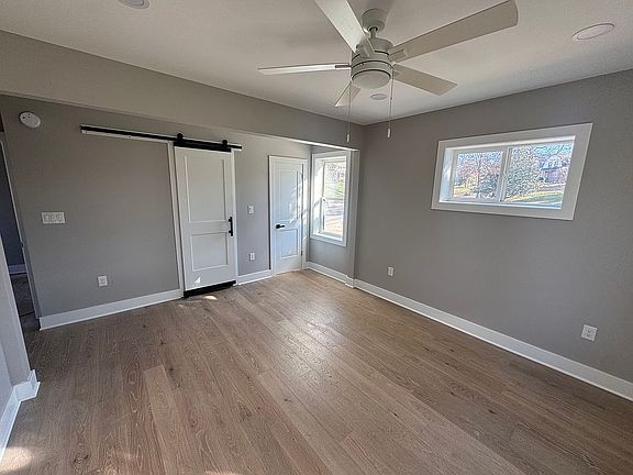 5th image of 515 S Grand Ave