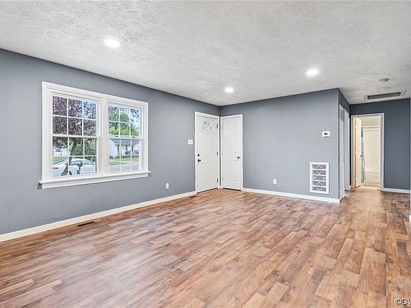 5th image of 3711 Pemberton Ave