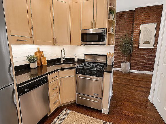 4th image of 239 W 14th St #3E