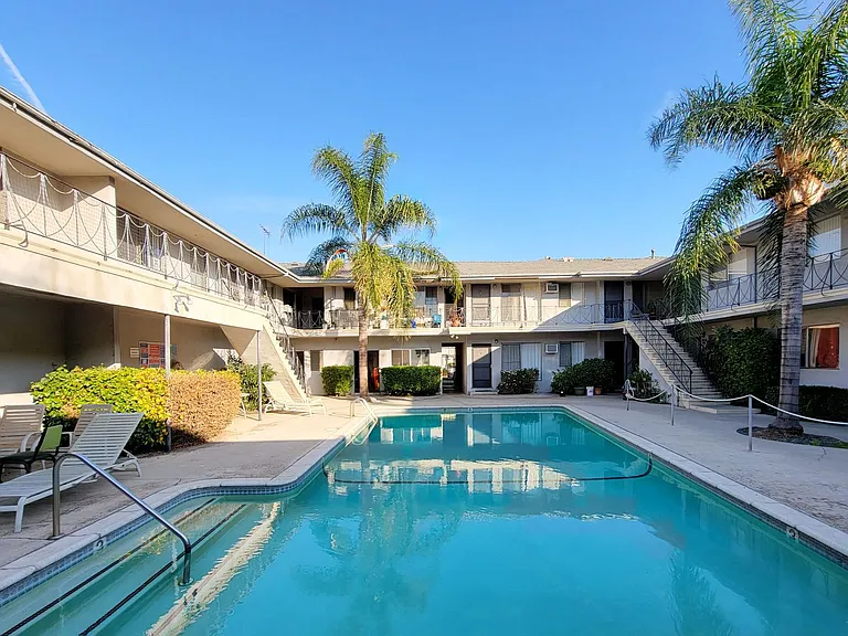 13437 Victory Blvd — Photo 9