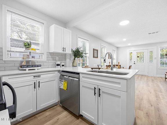 4th image of 3525 COMMONWEALTH Avenue