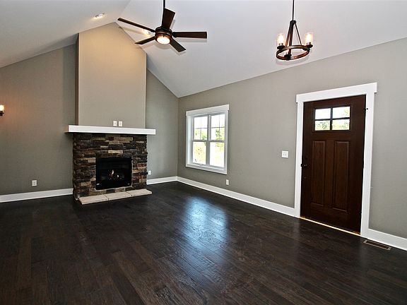 4th image of 1045 Cloverdale Dr
