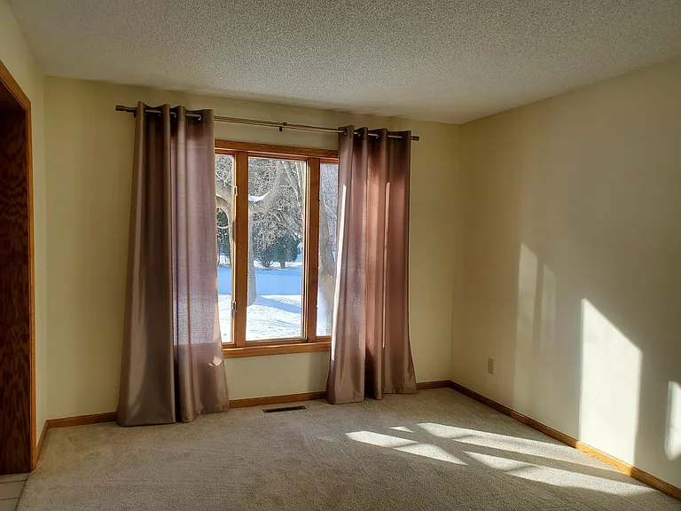 430 Zinnia Ln N — Photo 15