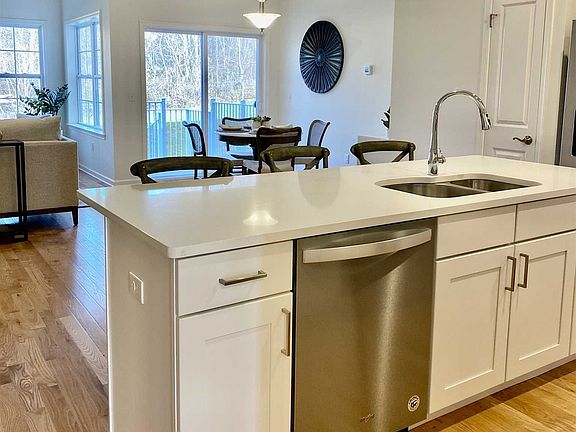 4th image of 282 Hudson View Ter