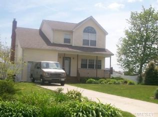 106 Rugby Dr, Shirley, NY 11967