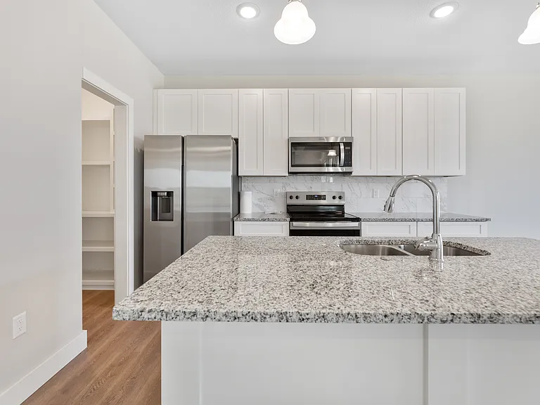 726 E Elmwood St — Photo 17
