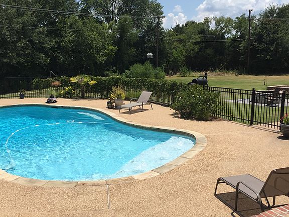2nd image of 406 Briarwood Trl