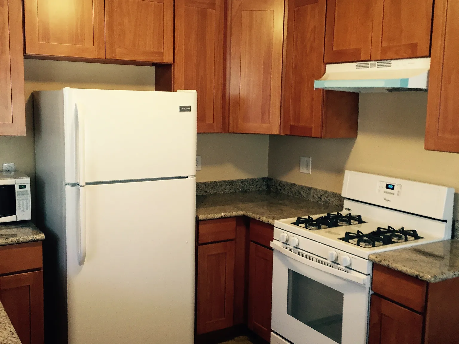 8 bed, 3000 sqft, $830 — Photo 3