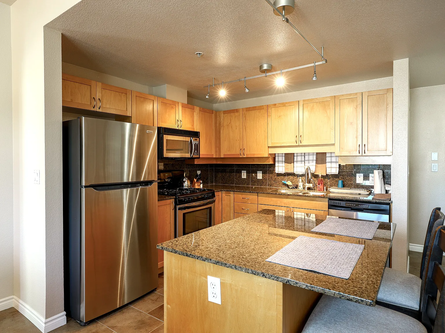 2 bed, 925 sqft, $3,300 — Photo 4