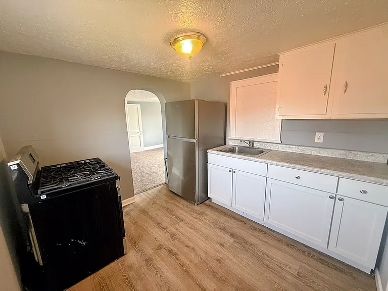 1300 Grant St — Photo 3