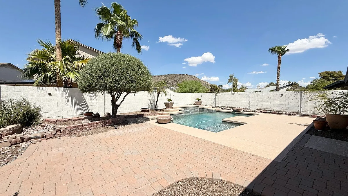 4 bed, 2.5 bath, 2242 sqft, $2,800 — Photo 3