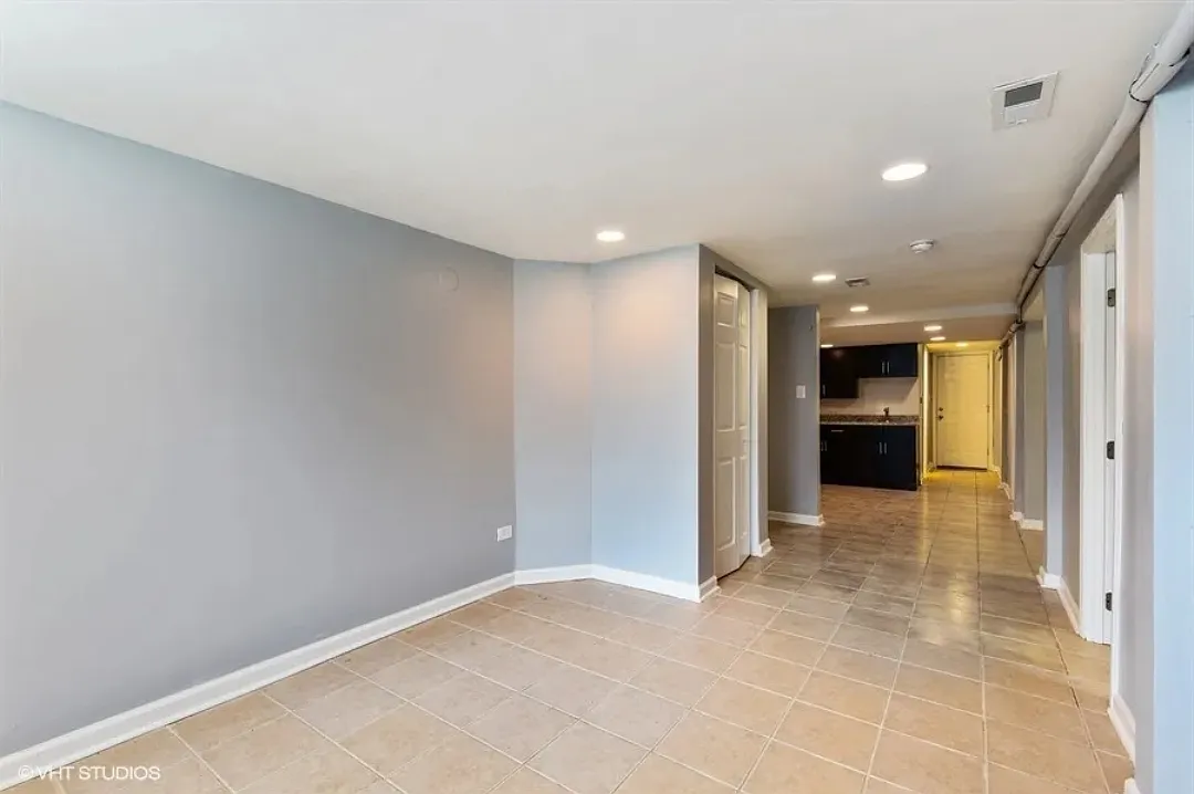 6610 S Rhodes Ave — Photo 2