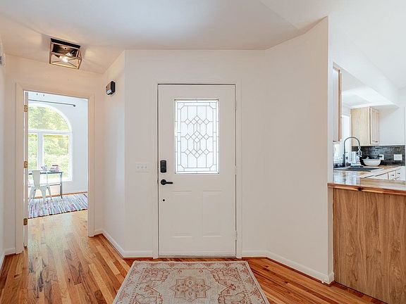 4th image of 370 Flower Dr
