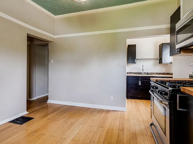 Great building with off street parking, views of the city, laundry on site! — Photo 39