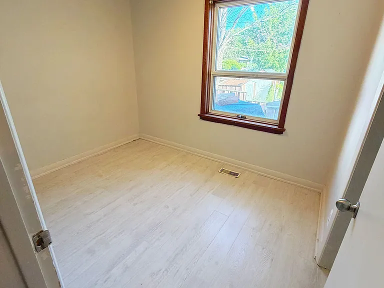 481 Hounslow Ave — Photo 8