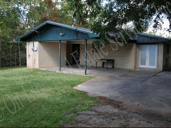 2nd image of 108 Moss St #A