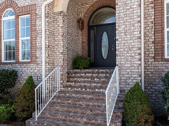 3rd image of 423 Fieldstone Dr