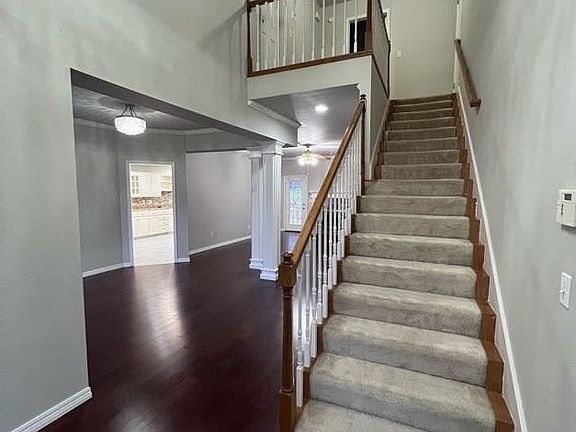 3rd image of 302 Woodview Ln