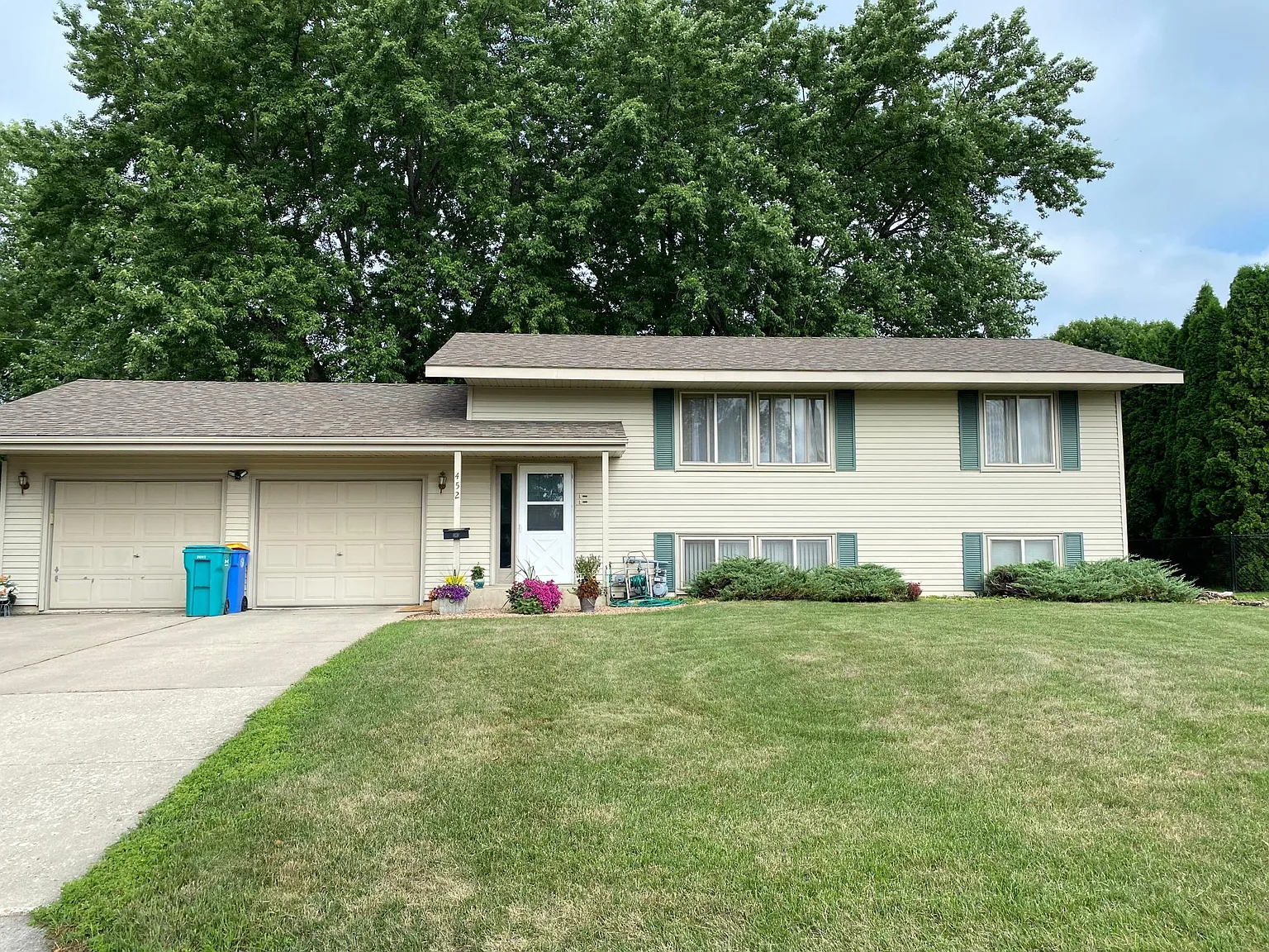 452 Morning Dr — Photo 1