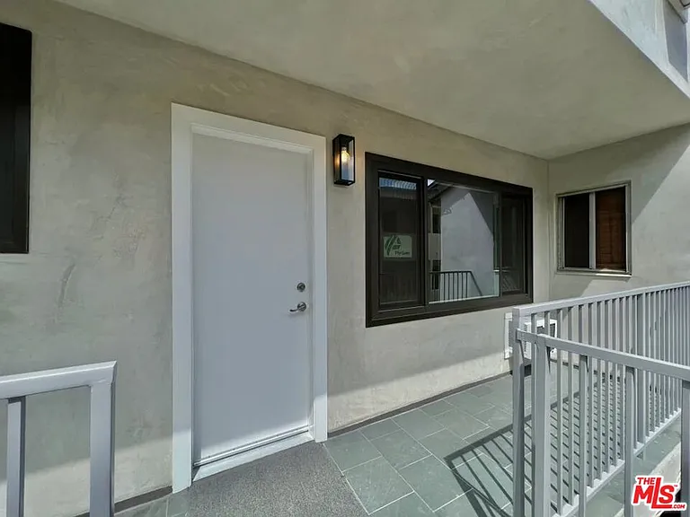 903 S Barrington Ave — Photo 16