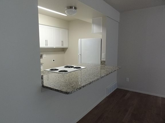 Open bar area. Great for bar stools.