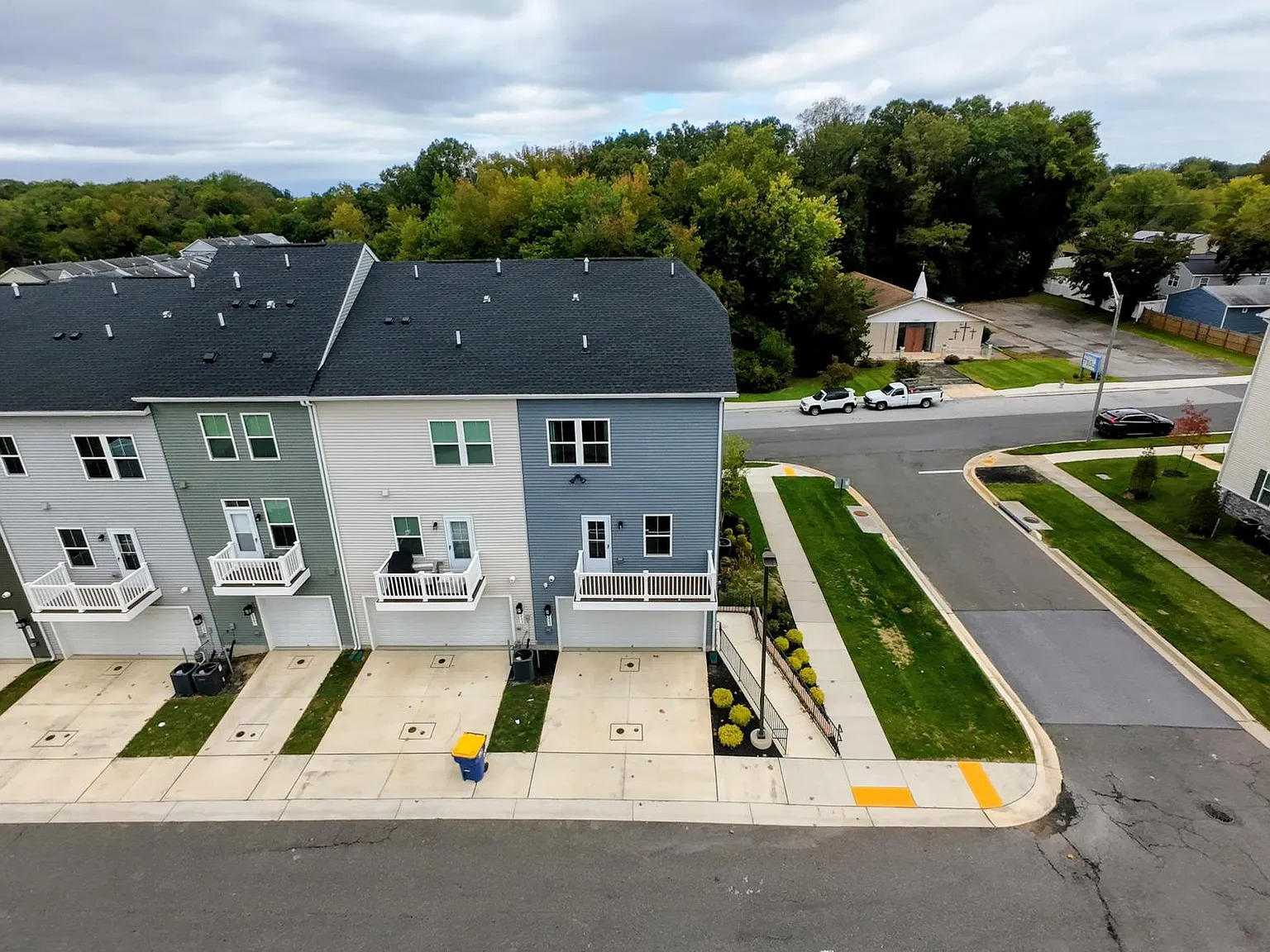 3 bed, 4.0 bath, 2084 sqft, $3,800 — Photo 3