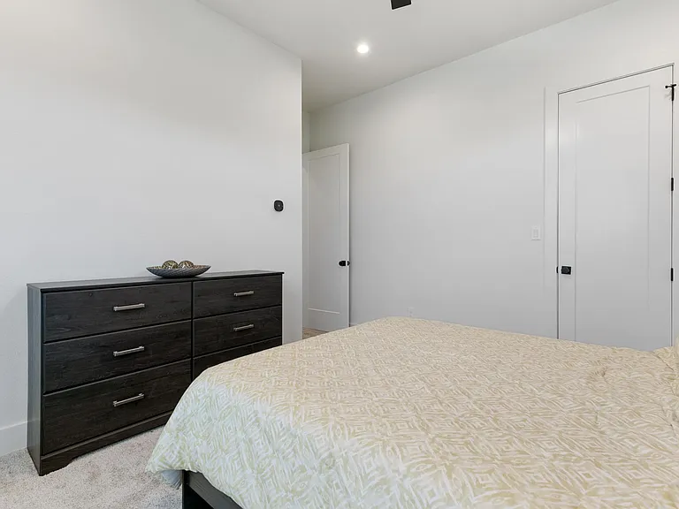 2513 Winnetka Ave — Photo 20