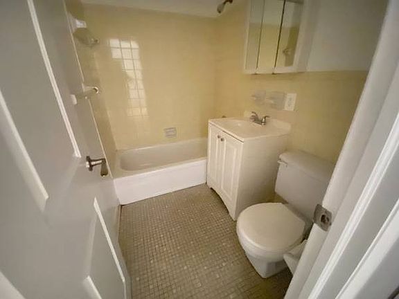 4th image of 148 Parkside Ave APT 2A