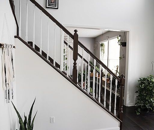 3rd image of 916 Carron Cir