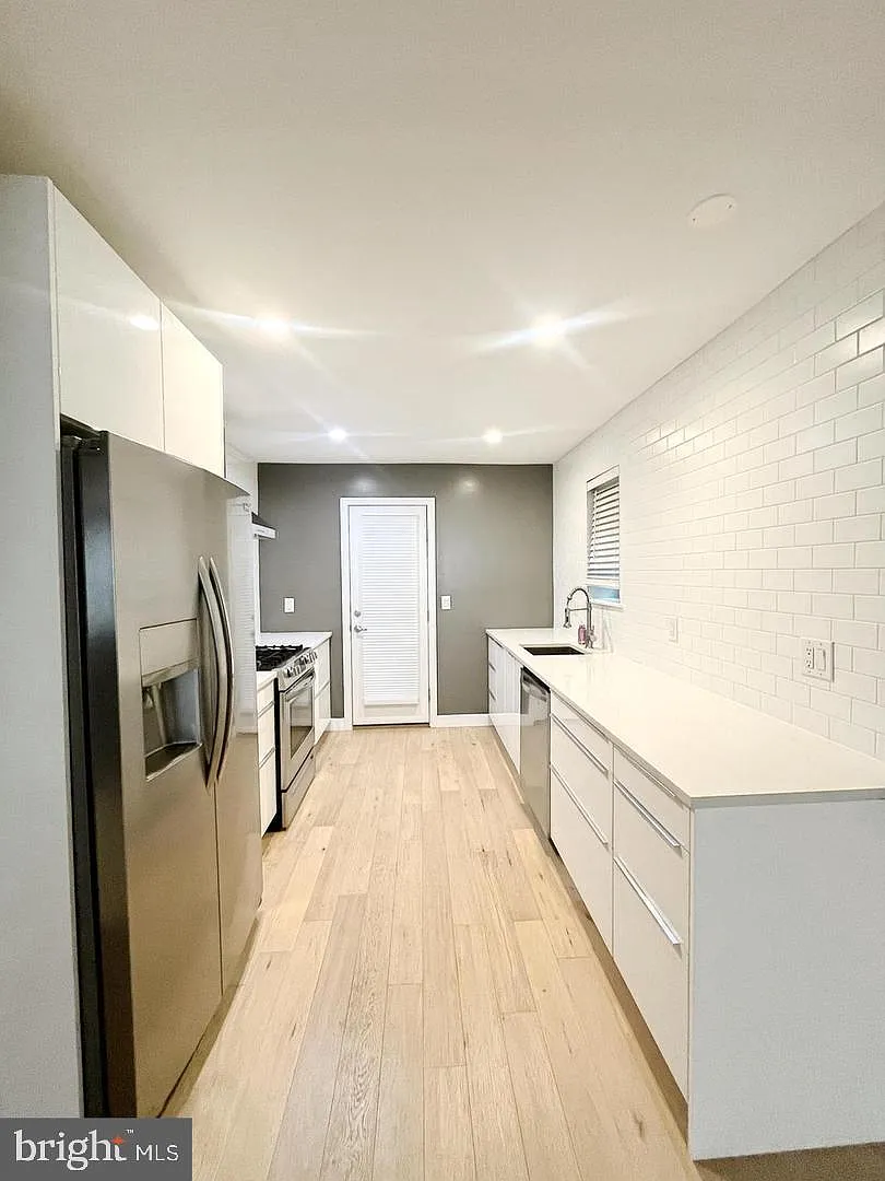 2 bed, 2.5 bath, 1010 sqft, $1,900 — Photo 4
