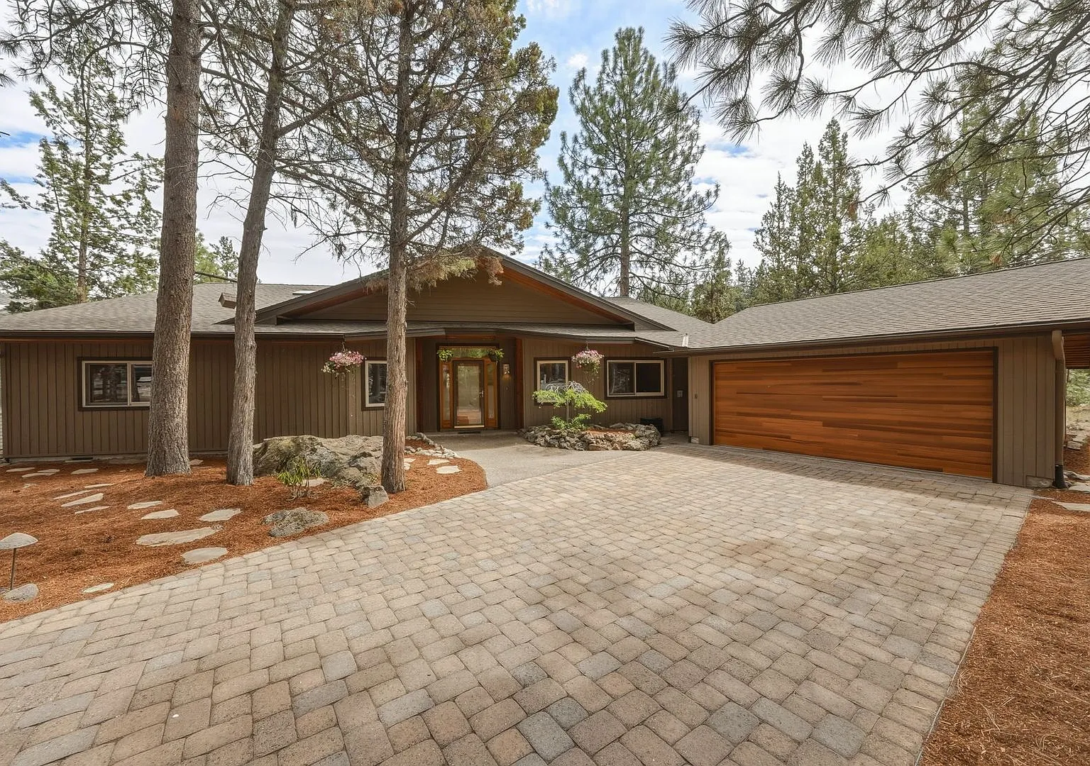 Exceptional Three Bedroom Riverfront Retreat in Northwest Bend — Photo 2