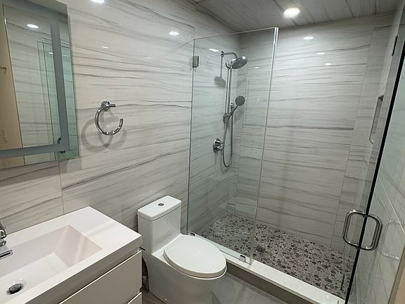 5th image of 545 Newbury St #1