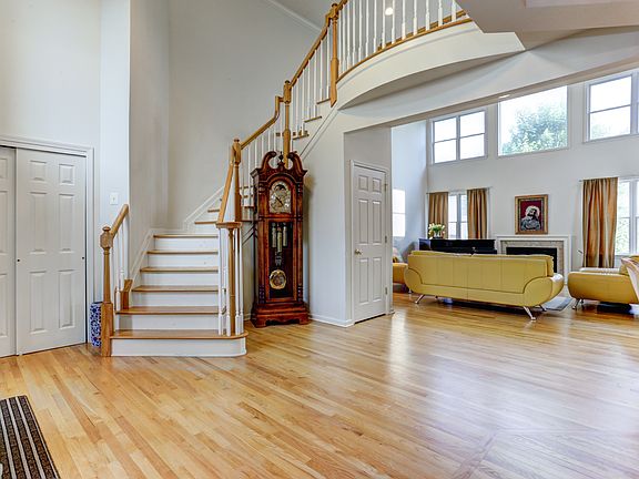 4th image of 24 Brittany Ct