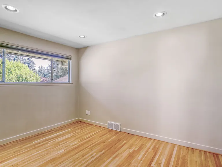 10012 NE 22nd St — Photo 13