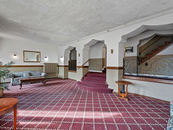 4th image of 141 E 1st Ave