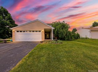 1725 Windingway Dr, Wixom, MI 48393