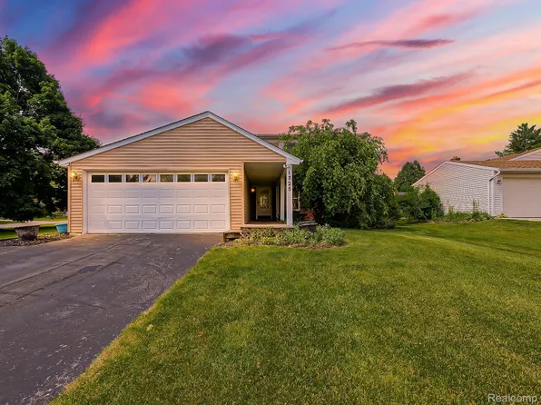 1725 Windingway Dr, Wixom, MI 48393