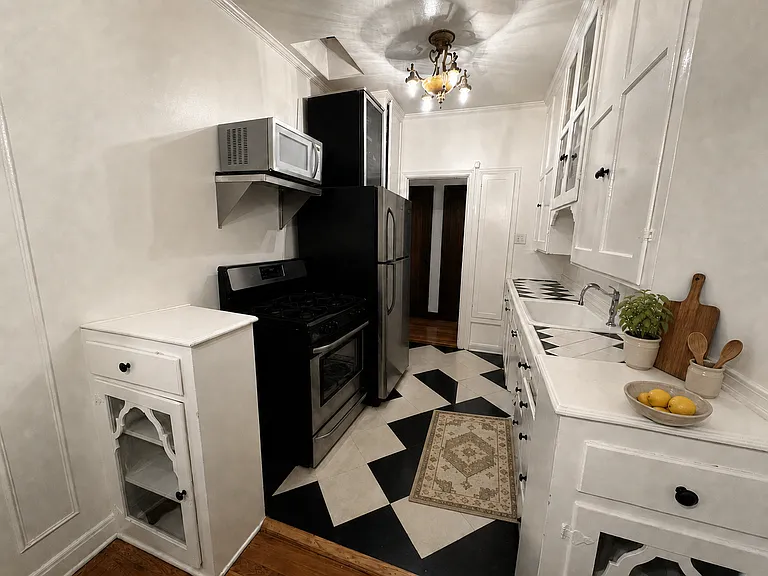 425 N Sycamore Ave #8 — Photo 6