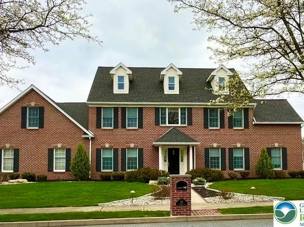 82 Saddle Ln, Easton, PA 18045