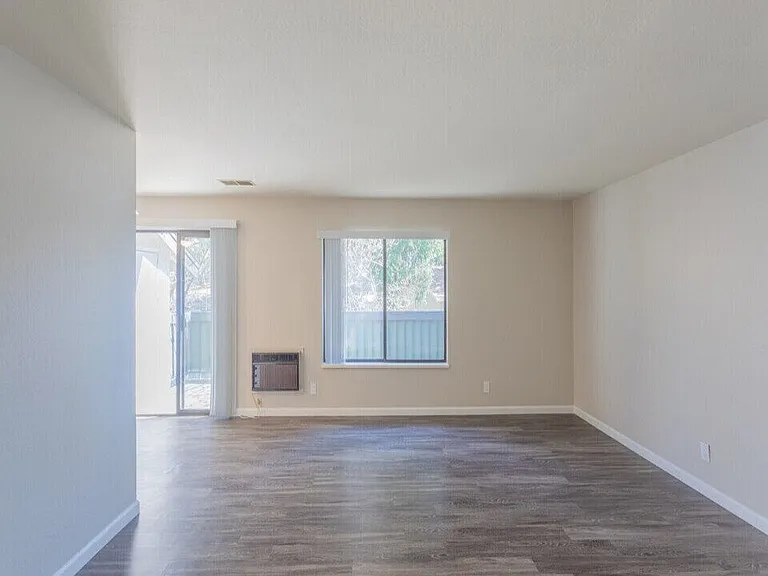Somerset Apartments — Photo 8